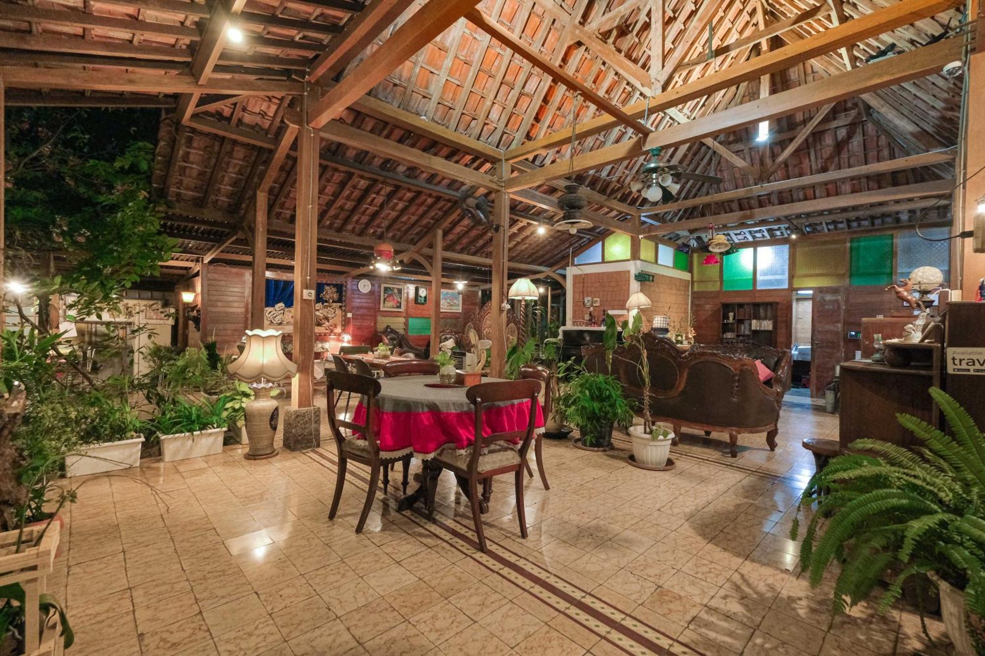 Djajanti House Bed & Breakfast เซอมารัง ภายนอก รูปภาพ
